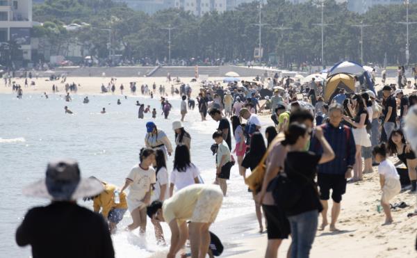 This May 19 photo shows the Haeundae Beach in Busan. (Yonhap)