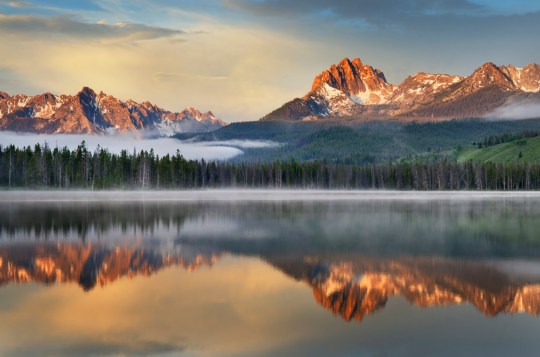 Little Redfish Lake at sunrise at Sawtooth Natio<em></em>nal Recreation Area in Idaho