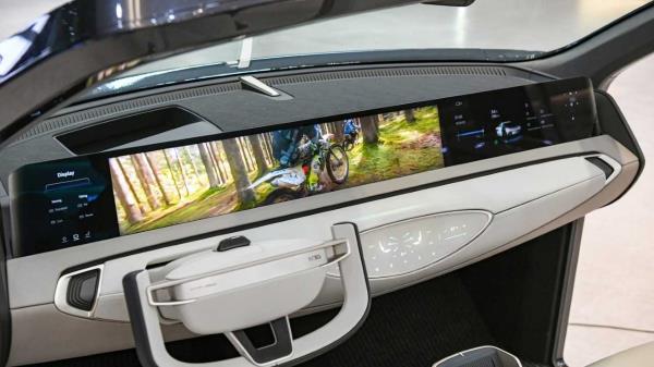 The M.VICS 5.0 co<em></em>nnects five display panels to offer a giant panoramic view for the driver and passengers. (Hyundai Mobis)