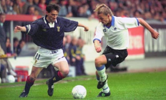 Pat Nevin battles for the ball against Risto Kallaste of Esto<em></em>nia during Scotland’s June 1993 World Cup qualifying match at Aberdeen.