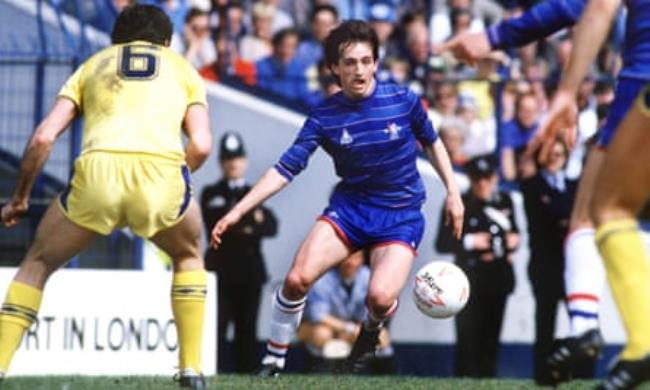 Pat Nevin playing for Chelsea against Sheffield Wednesday in 1985