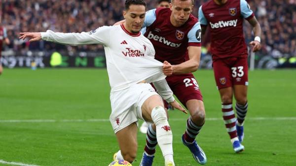 Manchester United, playing in white, co<em></em>ntinued their poor form this season by losing 2 - 0 to West Ham