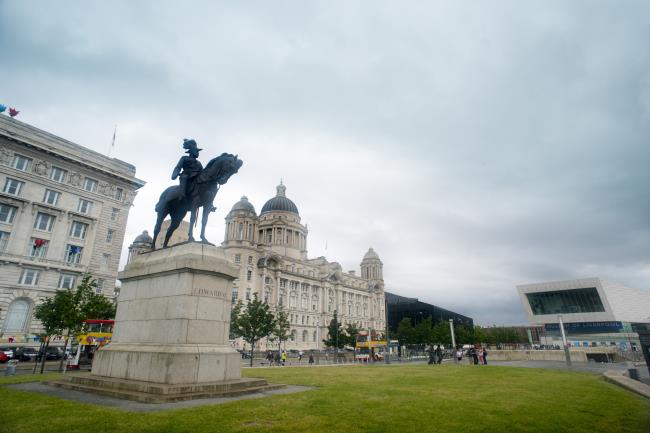 14-mind-blowing-facts-a<em></em>bout-the-king-edward-v-statue