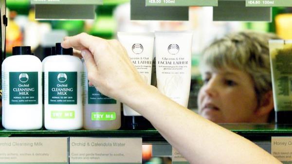 A customer reaches for a Body Shop product inside their store in Rugby town.</p>

<p>　　Pic: Reuters