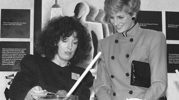 Body Shop founder Anita Roddick gives a demo<em></em>nstration for Diana, Princess of Wales, at the opening of a new headquarters in Littlehampton, Sussex..</p>

<p>　　Pic: PA