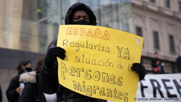 From file: A protester at the march remembering the 'tragedy of Tarajal' in 2021 asks Spain to 'regularize migrants' |Photo: Oscar Gonzalez/NurPhoto / picture alliance