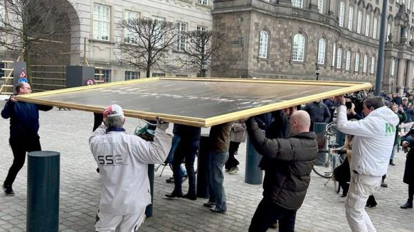 Art is removed from the Old Stock Exchange.</p>
<p> Pic:: @MadsBis/X