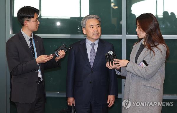 Ambassador to Australia Lee Jong-sup (C) answers questions from reporters in Incheon Internatio<em></em>nal Airport, west of Seoul, after his arrival from Canberra, on March 21, 2024. (Yonhap)