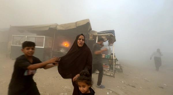 Israel bombing Gaza people run away