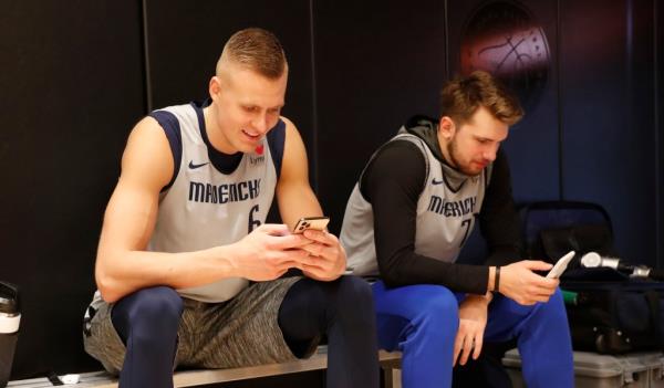 Luka Do<em></em>ncic (r) and Kristaps Porzingis (l) in 2019.