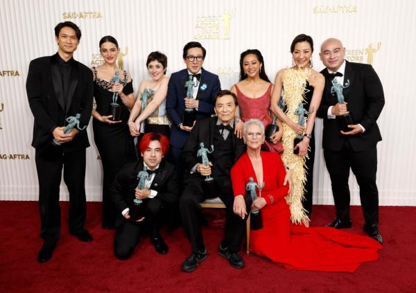 Harry Shum Jr., Jenny Slate, Andy Le, Tallie Medel, Ke Huy Quan, James Hong, Stephanie Hsu, Jamie Lee Curtis, Michelle Yeoh and Brian Le, recipients of the Outstanding Performance by a Cast in a Motion Picture award for 