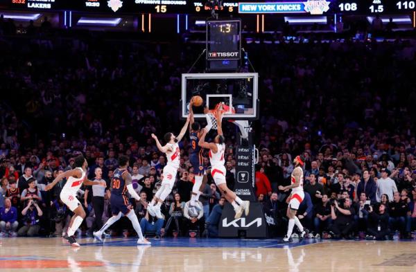 New York Knicks forward Julius Randle reacts along side New York Knicks guard Jalen Brunson (L) and New York Knicks center Mitchell Robinson 
