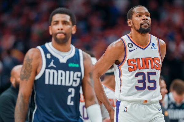 Kyrie Irving (2) and Kevin Durant (35) during the Mavericks-Suns game on March 5, 2023.