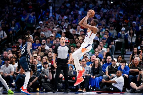 Kevin Durant (35) of the Suns hits a shot against the Mavericks on March 5, 2023.