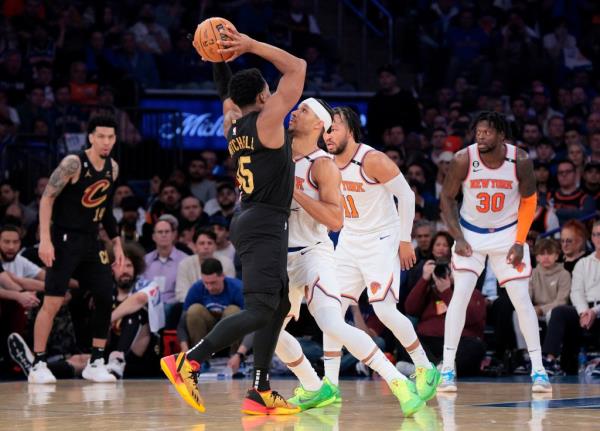 Josh Hart plays tough defense on Do<em></em>novan Mitchell during the Knicks' Game 3 win over the Cavaliers.