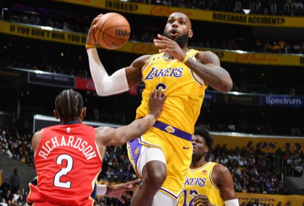 LeBron James, who scored 21 points, drives to the basket during the Lakers' win.