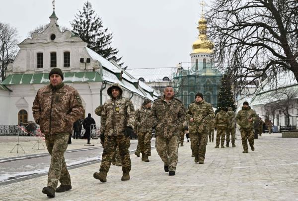 Ukrainian servicemen arrive to attend the Christmas service in the Assumption Cathedral of the Kyiv Pechersk Lavra. 