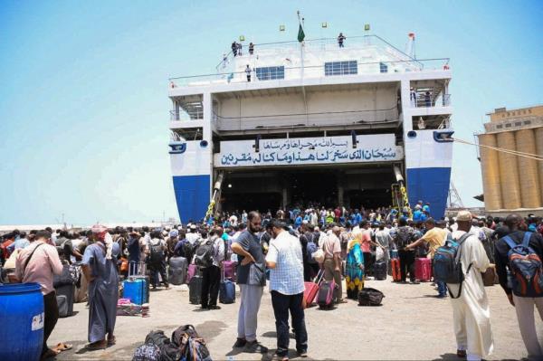 European, Asian and African natio<em></em>nals prepare to board a ship to Saudi Arabia on Thursday.