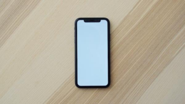 A dummy smartphone at a desk. Representatio<em></em>nal Photo: Unsplash