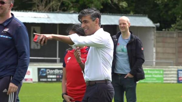 Sunak plays football in Chesham as part of campaign trail</p>

<p>　　