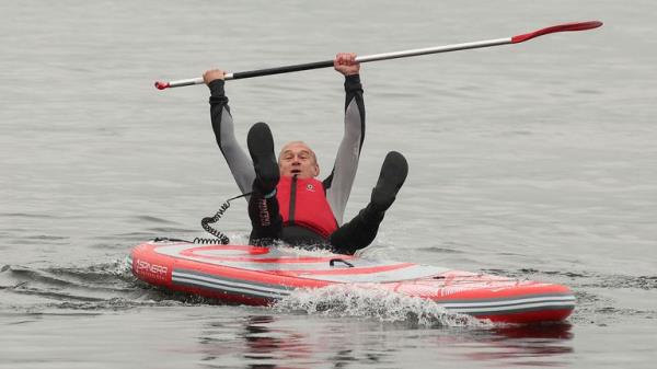 Pic: Reuters</p>

<p>　　British leader of the Liberal Democrats party Ed Davey falls from a paddle board, at Lake Windermere in Windermere, Britain, May 28, 2024. REUTERS/Phil Noble
