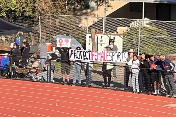 People were seen at the race with posters that opposed havin<em></em>g trans athletes in female sports.
