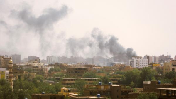 Smoke rises over buildings during clashes between the paramilitary Rapid Support Forces and the army in Khartoum, Sudan April 17, 2023. REUTERS/Stringer