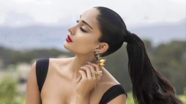 Tangia Zaman Methila, in her statement, look with hair extension at the Cannes Festival</p>

<p>　　Photo courtesy: Rony Rezaul</p>

<p>　　