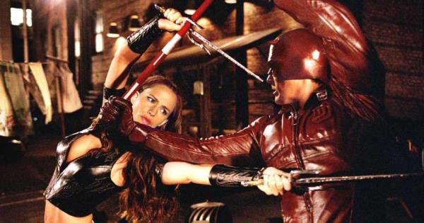 Jennifer Garner as Elektra and Ben Affleck as Daredevil fighting with weapons