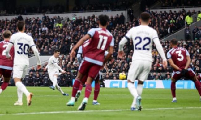 Giovani Lo Celso scores