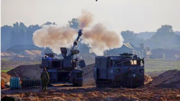 A mobile artillery unit fires in direction of Gaza Strip, during an o<em></em>ngoing co<em></em>nflict between Israel and the Palestinian Islamist group Hamas, at the border with Gaza, in Israel, December 2, 2023. REUTERS