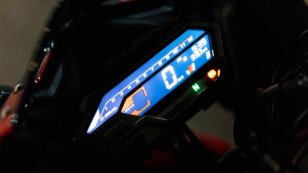 The new CBR retains a reverse LCD (Liquid Crystal Display) with a sporty user interface that also displays gear indicators. Photos: Akif Hamid
