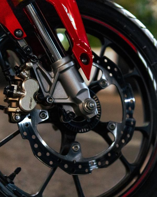 The Nissin Brake Calipers, which, combined with optio<em></em>nal Dual-channel ABS, give impeccable stopping power and safety. Photos: Akif Hamid</p>
<p>