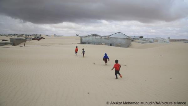 From file: Somali children run in an area covered by sand as inhabitants struggle with the sandstorm at Kolob town located in Puntland, Somalia on October 23, 2022 | Photo: Picture-alliance