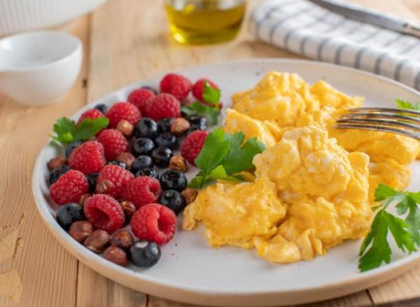healthy egg breakfast, co<em></em>ncept of how many calories in an egg