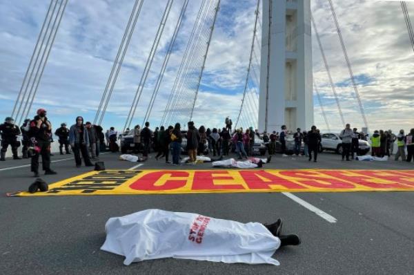 Demo<em></em>nstrators shut down the San Francisco - Oakland Bay Bridge in co<em></em>njunction with the APEC Summit taking place on Thursday 