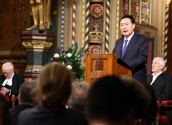 President Yoon Suk Yeol delivers an address to the House of Commons in Lo<em></em>ndon on Tuesday. (Yonhap)
