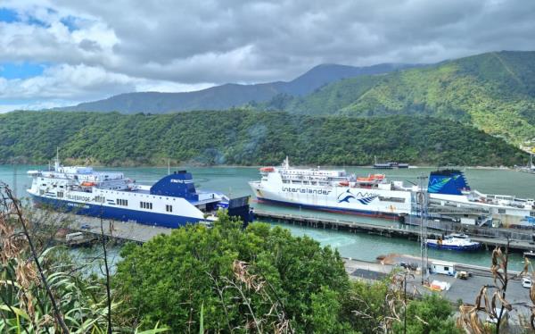 The Bluebridge's Co<em></em>nnemara and Interislander's Kaiarahi in Picton.