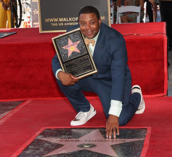Kenan Thompson smiling and holding a star. 