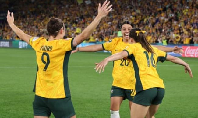 Australia celebrate their win over France
