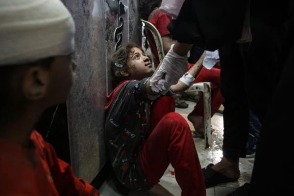 A young injured girl awaits treatment at the emergency ward of the Al-Shifa hospital following an Israeli strike, in Gaza City on November 5, 2023.</p>

<p>　　以色列袭击了加沙最大的医院，并轰炸了居民区和难民营。联合国人权事务高级专员沃尔克·图尔克说，这些袭击使被围困的巴勒斯坦飞地陷入了“噩梦”的境地。</p>

<p>　　随着人道主义局势恶化，由于以色列对该地区的封锁，数千人面临饥饿的危险，要求停火的呼声越来越高。该地区有230万人口。</p>

<p>　　与此同时，以色列及其盟国坚持认为，轰炸是正当的，因为它有权自卫，以回应哈马斯10月7日在以色列南部发动的袭击。那次袭击造成1,200人死亡，5,600多人受伤。</p>

<p>　　<img loading=