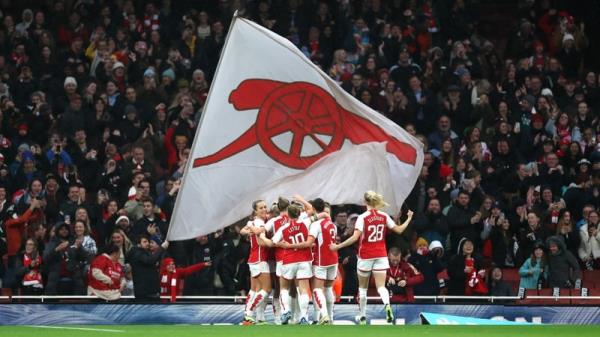Beth Mead celebrates scoring Arsenal's first goal of the game with her team-mates