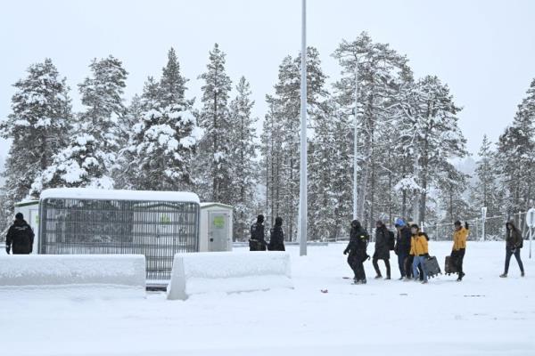 Migrants seen at the border checkpoint Raja-Jooseppi in Inari, Finland, November 25, 2023 | Photo: Reuters