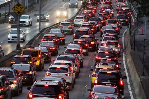 Heavy vehicle traffic sits on the FDR Drive at E81st Street in Manhattan. Drivers going on the FDR Drive and West Side Highway would not be charged a toll.