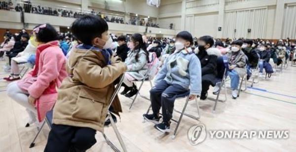 An undated file photo of an entrance ceremony at an elementary school in Seoul (Yonhap)