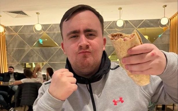 Luke Littler celebrates a win at the World Darts Champio<em></em>nship with a kebab