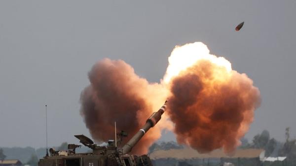 An Israeli army tank shells the Gaza Strip from the border area in southern Israel. Photo: Getty Images