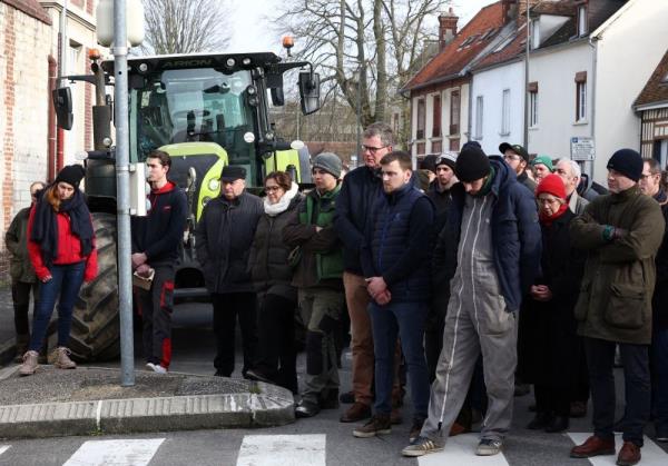 French farmers maintain protests despite government concessions