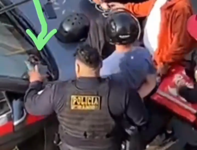 ON VIDEO: Peruvian police tried to plant a stolen phone on a Venezuelan deliveryman