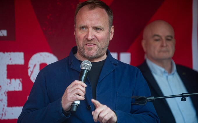 GMB general secretary Gary Smith addresses the TUC protest against anti Trade unio<em></em>n legislation being passed in Parliament at Parliament Square on May 22, 2023 in London, England.  Smith has warned the Labour leader over his energy plan